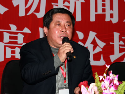 图文:柬埔寨中国商会的副会长胡金林_会议讲座