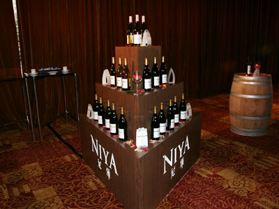 图文:尼雅生态葡萄酒展示台_会议讲座