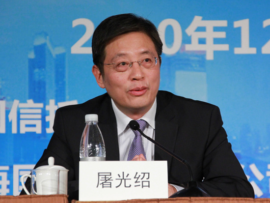 由中国信托业协会主办的“2010年中国信托业峰会”于2010年12月2日-3日在上海举行。图为上海市委常委、副市长屠光绍演讲。(来源：新浪财经 王霄摄)