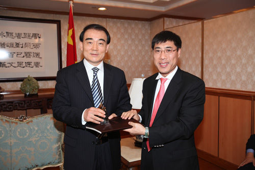 中国常驻联合国代表特命全权大使李保东与王伟斌