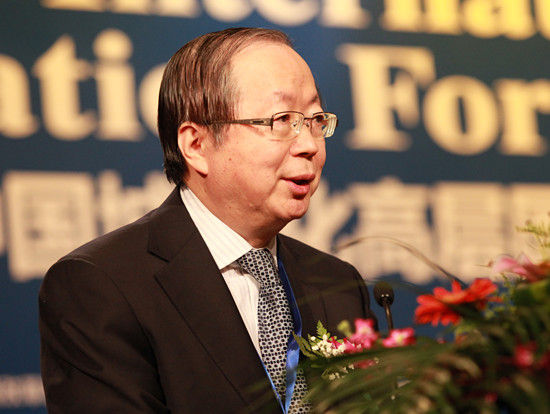 “2012中国城镇化高层国际论坛”于2012年3月25日在上海召开。图为国家发改委副主任彭森演讲。(来源：新浪财经)