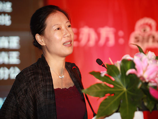 “寻找中国股市振兴方略”高峰论坛于2012年9月25日在北京举行。上图为知名财经评论家、财经专栏作家叶檀。(图片来源：新浪财经 梁斌 摄)