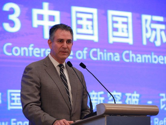 “2013中国国际商会年会暨中国国际商会会员代表大会”于2013年12月11日在北京嘉里大酒店举行。上图为美国商务部前副部长弗朗西斯科·桑切斯。(图片来源：新浪财经 梁斌 摄)