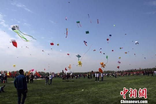 4月19日,第31届潍坊国际风筝会启幕。诺贝尔文学奖获得者莫言也于当日向家乡潍坊赠送题字风筝表祝福。图为万人风筝放飞活动。 杨晓卫 摄 4月19日,第31届潍坊国际风筝会启幕。诺贝尔文学奖获得者莫言也于当日向家乡潍坊赠送题字风筝表祝福。图为万人风筝放飞活动。 杨晓卫 摄