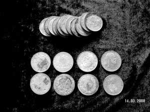 老街区出土古银质外币
