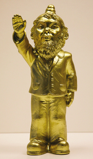 一件模拟行纳粹敬礼的地精雕像在德国引起争议