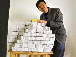 男子痴迷收藏电话卡两万张堆成1米高小山