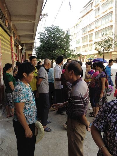 9月7日，湖南衡阳江口镇，学生家长们聚在一起打听关于试验的事。新京报记者 黄玉浩 摄