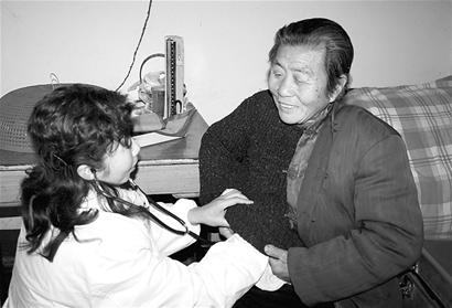 图文:大雪中,社区卫生站服务进家门_滚动新闻