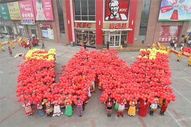 肯德基W行动为中国加油 300志愿者摆胜利造型