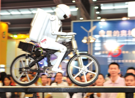 一款机器人向观众表演了骑自行车通过呈"s"形状的木板