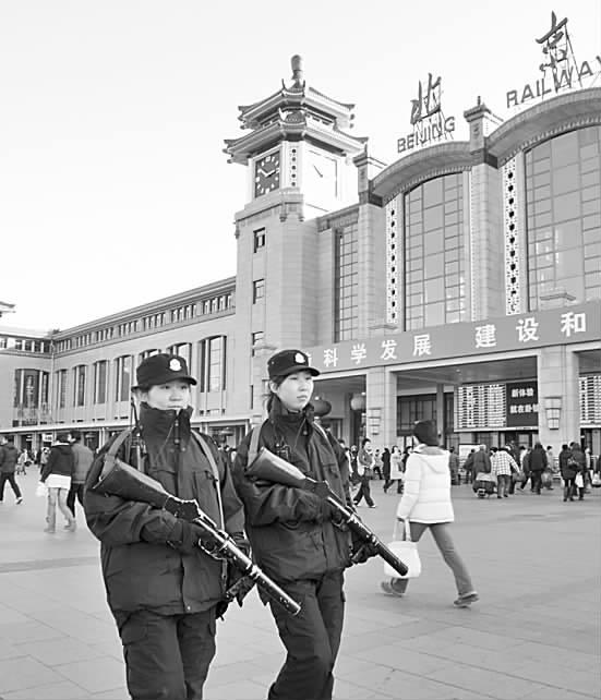 11日,手持防暴枪的女子特警队员首次在北京站