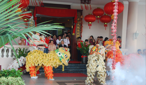 汶莱华人迎舞狮忙拜年喜庆新年