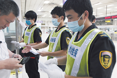 深圳局临时卫生检疫人员在各旅检口岸上岗