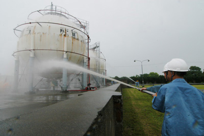 南通举行特种设备突发事故应急救援演练_滚动