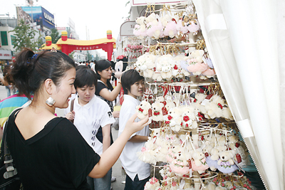 北京新中国儿童用品商店毛绒玩具吸引顾客