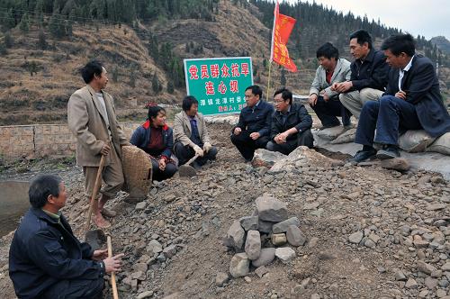 关键时刻的中流砥柱:灾区各级党组织奋战抗旱