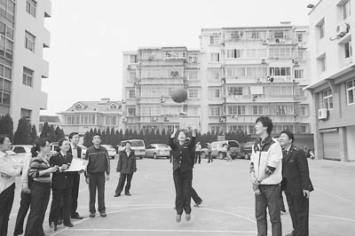 ��ɽ������߾־ٰ�ӭ����һ��ְ��Ȥζ�˶���