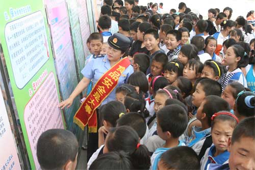 乌达分局组织人员向小学生讲解食品安全知识_