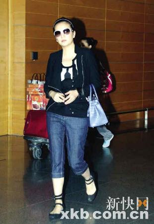 星妈亮相墨镜遮面 赵薇素颜挎名包 张柏芝看老