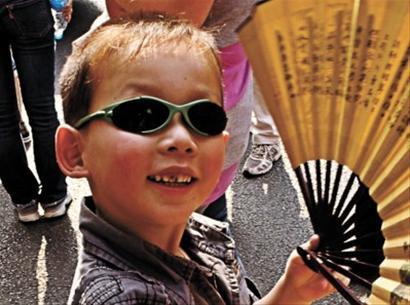 三元一副劣质太阳镜不防紫外线 宝宝戴了伤眼