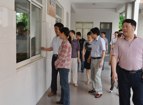 刁吉润在巡考时强调,要以严谨、负责、认真的