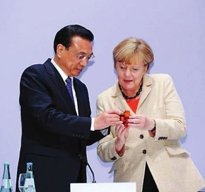 李克强赠送默克尔神秘礼物鲁班锁_滚动新闻