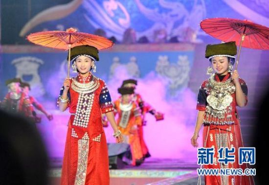 原生态苗族服饰登t台 凤凰古城秀出"最炫民族风"图片