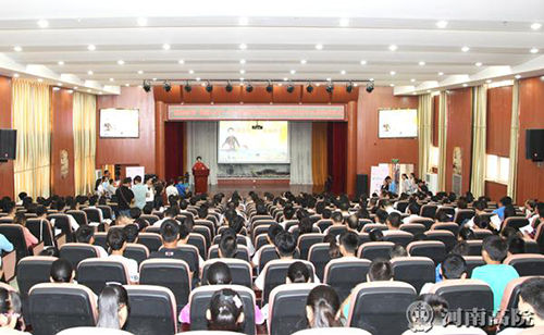 河南高院开展送法进校园暨关爱留守儿童活动