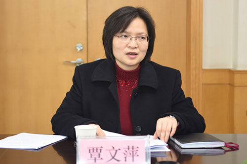 覃文萍征求在荆省人大代表、政协委员对法院工