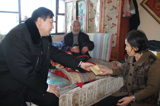 五大连池市法院走访慰问困难群众