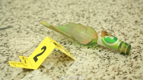 上海警方：嫌疑人在浦东机场投掷爆炸物后割颈