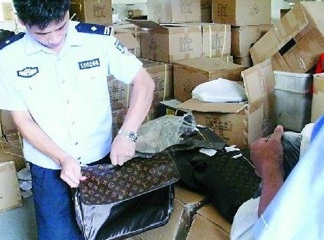 福州一工厂月产6000多假LV包 产品运到国外出