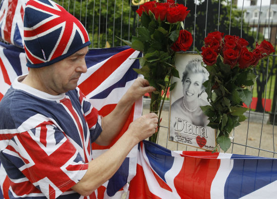 图文:英国民众纪念戴安娜王妃逝世14周年_美股