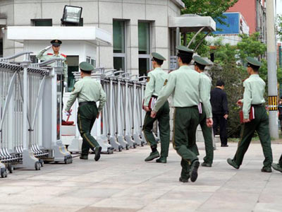 图文:武警进入北京市第二中级人民法院