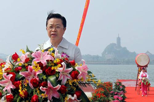 镇江:春风又绿江南岸 金山湖上龙舟赛