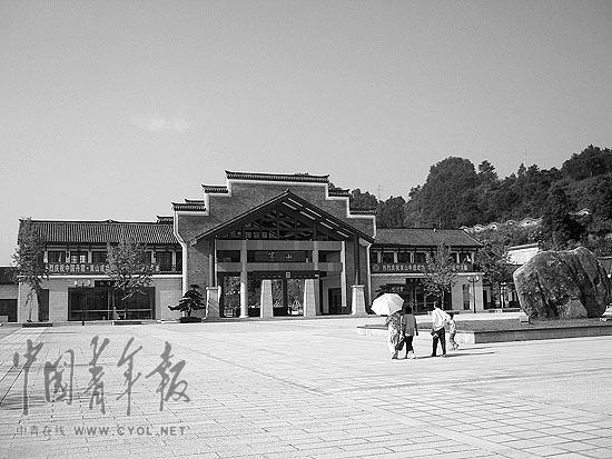 投资近亿元兴建的崀山风景区北大门及广场。本报记者 田国垒摄 湖南省级贫困县花费4.5亿参加丹霞申遗(图)