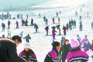 北京滑雪场现“拥堵”买票没雪具苦等两小时