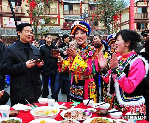 映秀新城迎首个春节 千人“坝坝筵”庆乔迁(图)