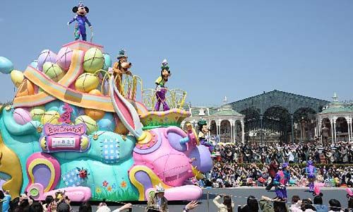 东京迪斯尼乐园重开 1万多名游客排长队(组图)