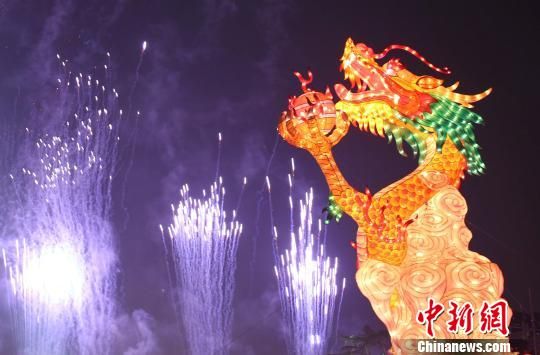 19日晚,第二十六届江苏•秦淮灯会亮灯仪式在南京中华门瓮城广场举行。 强薇 摄 2012年第二十六届江苏•秦淮灯会亮灯(图)