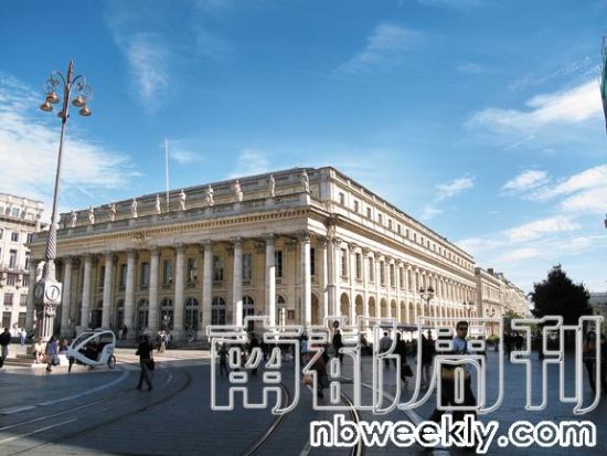 波尔多的歌剧院是这个城市最为骄傲的其中一个古建筑。 法国波尔多:月牙形的葡萄酒港湾(组图)