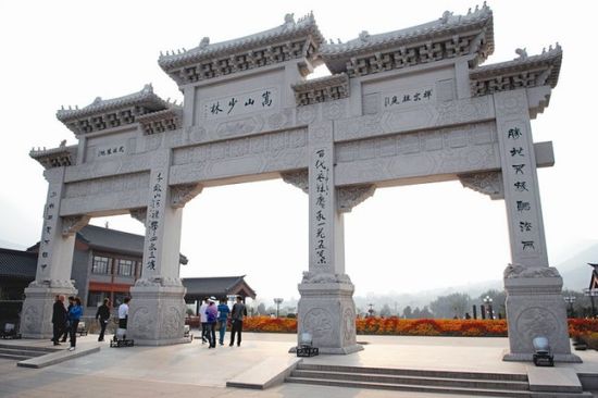 近日,地处世界文化遗产核心区的少林景区,因管理混乱而被全国旅游景区质量等级评定委员会要求 “限期整改”。东方IC供图 少林景区被勒令整改 少林寺称与其关系不大