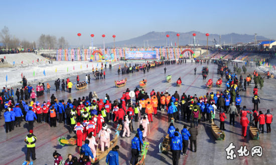 激情赛场。谭景涛 摄 中国伊春首届“冰雪龙舟赛”火热开赛