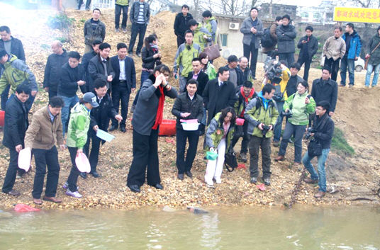 前国家女篮教练郑海霞与众“博”友参加“放生”活动 鄱阳湖放生 江西旅游经济步步高