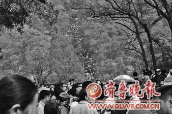 泰山2日迎来如潮客流。截至2日14时,泰山景区接待进山进景点游客8万余人。 本报记者 赵苏炜 摄 山东:不少景区“撑死”也不预警限客