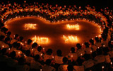 山东中学生为地震遇难者默哀