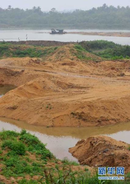 琼海市区万泉河南路河段两边的河岸已经被非法采砂破坏得千疮百孔