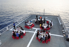 船员和记者在310船甲板上面吃饭