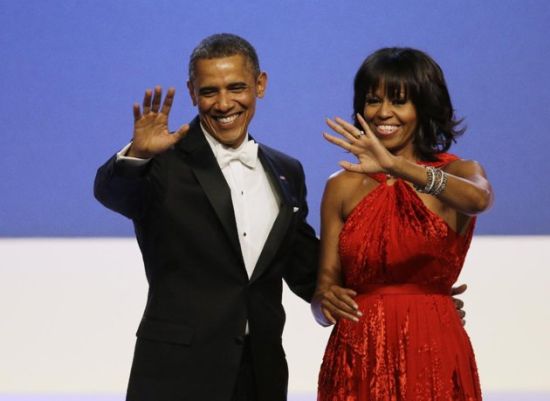 美国总统奥巴马和夫人米歇尔在新任期就职舞会后向观众挥手致意